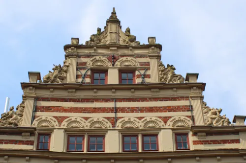 Schöninghsches Haus in Norden. Das Bild zeigt den reich verzierten Giebel.
