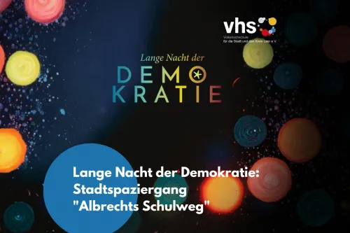 Veranstaltungsplakat in dunkel Blau mit Bunten Kreisen, mit der Aufschrift Lange nacht der Demokratie 