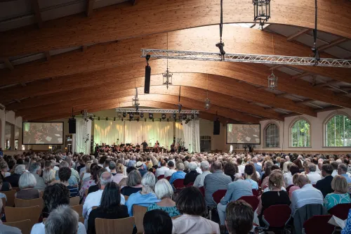 1500 Besucher füllten die zum Konzertsaal umgebaute Reithalle des Polderhofes