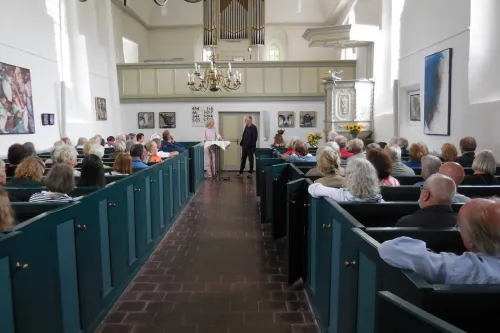 Vor vollen Kirchenbänken wurde die Ausstellung eröffnet