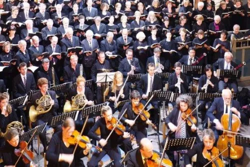 Die Ludgerikantorei und Orchester bei einer früheren Aufführung.