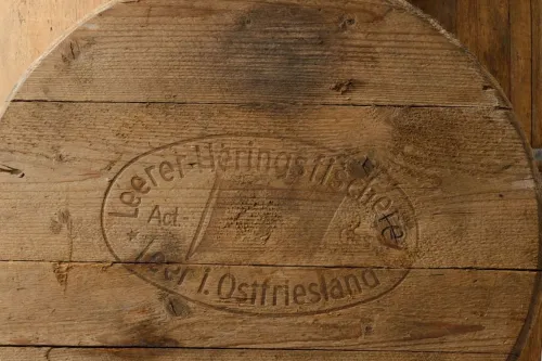 Holzfass, Deckel eines Kantje, eingebrannt der Schriftzur Leerer-Heringsfischerei Act.Ges. Leer i. Ostfriesland