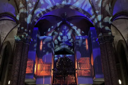 Beleuchtete Walcker-Orgel in St. Antonius