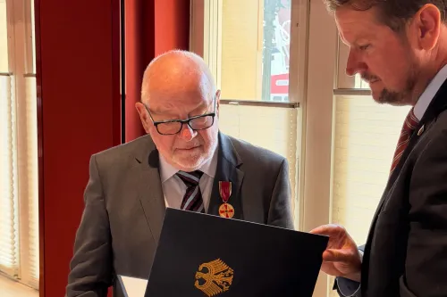 Der feierliche Moment: Heinz-Günther Buß und OB Tim Kruithoff