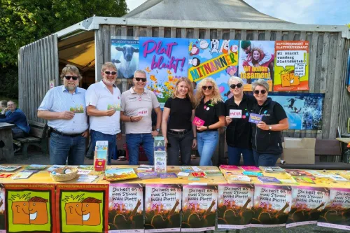 Auch auf dem Früchtefest im Emder Ökowerk war der Plattdüütskmaant vertreten: Hans Freese (Oostfreeske Taal), die Plattdeutschbeauftragten und Fachberater Herbert Fuhs, Jochen Behrends, Grietje Kammler, Elke Freesemann, Heike Dirksen und Hannelore Spannhoff.