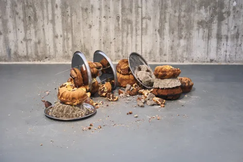 Lotti Brockmann, Planting an Anti-Monument, 2024 Marmorkuchen, Edelstahl, Zuckerrohrsamen, Drüsiges Springkrautsamen, Götterbaumsamen, Riesenbärenklausamen, Erde. Foto: Jenny Rosentreter | Kunsthalle Wilhelmshaven, 2025