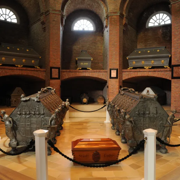 Hauptbild der Veranstaltung Öffentliche Führung durch das Auricher Mausoleum