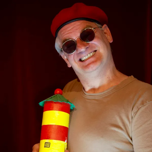 Comedian Ausbilder Schmidt mit roter Mütze und Leuchtturm-Requisite auf der Bühne