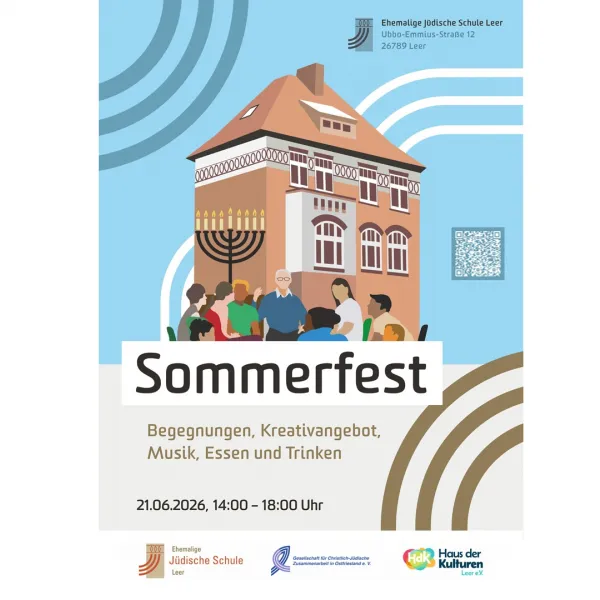 Plakat: Eine diverse Gruppe feiert das Sommerfest vor der ehemaligen Jüdischen Schule in Leer.
