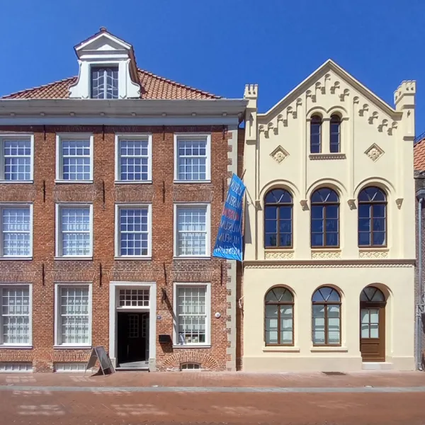 Frontansicht der neu sanierten Fassade des Heimatmuseums Leer in der Neuen Straße 12-14