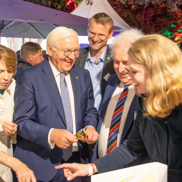 Von links: Elke Büdenbender, Bundespräsident Frank-Walter Steinmeier, Landschaftsdirektor Dr. Matthias Stenger, Landschaftspräsident Rico Mecklenburg, Grietje Kammler, Leiterin des Plattdüütskbüros, und die Kinderbuchautorin Andrea Reitmeyer