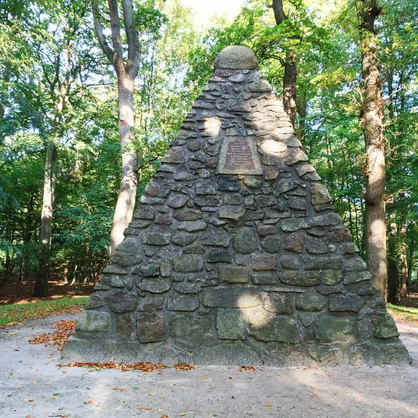 Steinpyramide von 1833 auf dem Upstalsboom