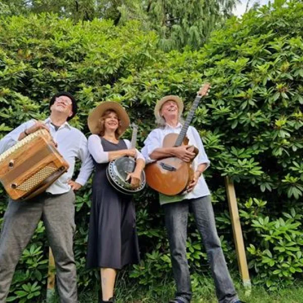 3 Musiker*innen mit ihren Instrumenten