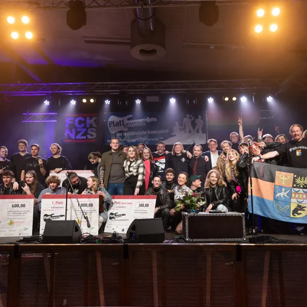 Gruppenbild mit allen Teilnehmern des Plattsounds Finales 2024.