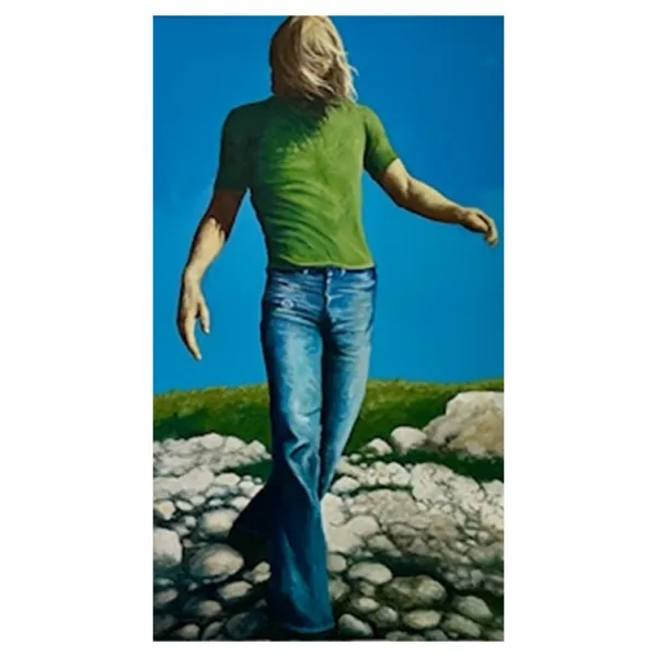 Mann von vorne, grünes T-Shirt, blaue Jeans, auf Steinen laufend