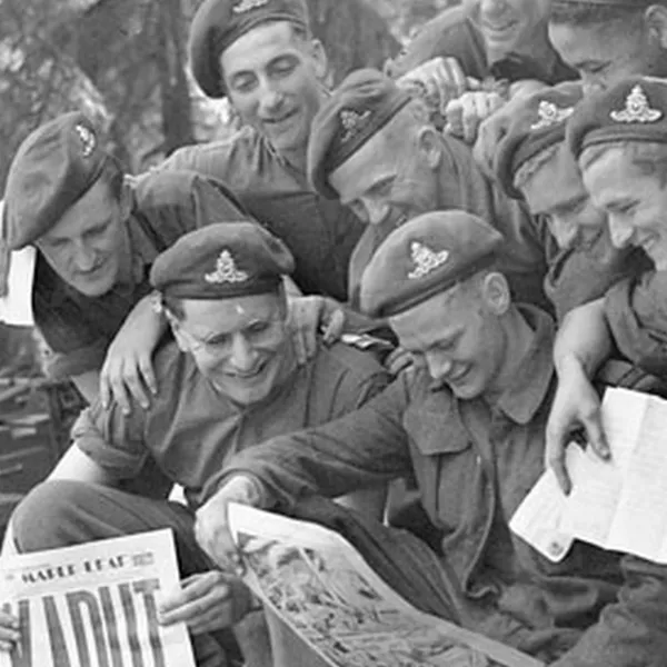 Kanoniere des 12th Field Regiment der Royal Canadian Artillery mit der Sieges-Ausgabe ihrer Maple Leaf Zeitung in Aurich am 20. Mai 1945