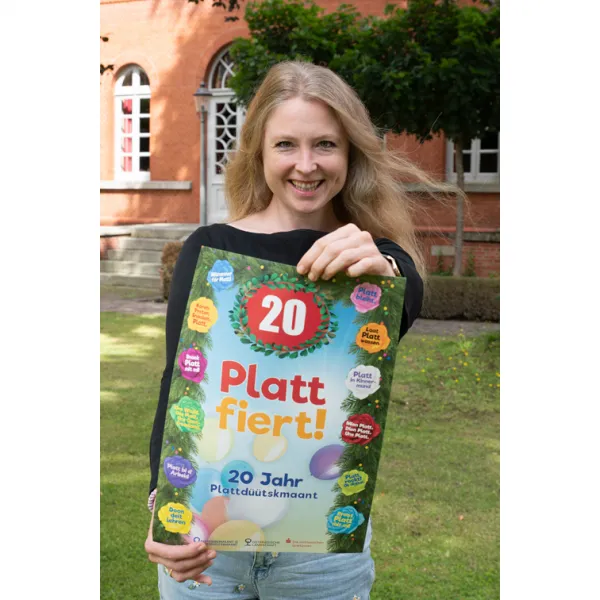Grietje Kammler präsentiert das Plakat zum 20. Plattdüütskmaant "Platt fiert!"