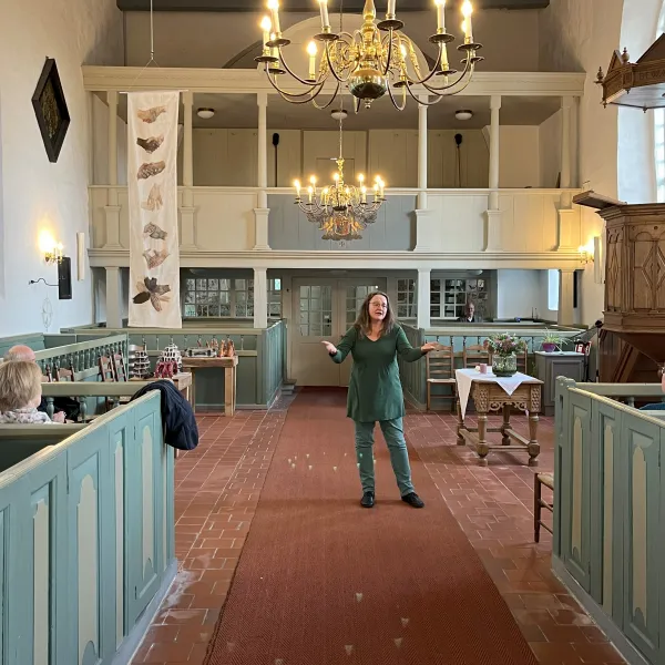 Sabine Lutkat vorne in der Kirche