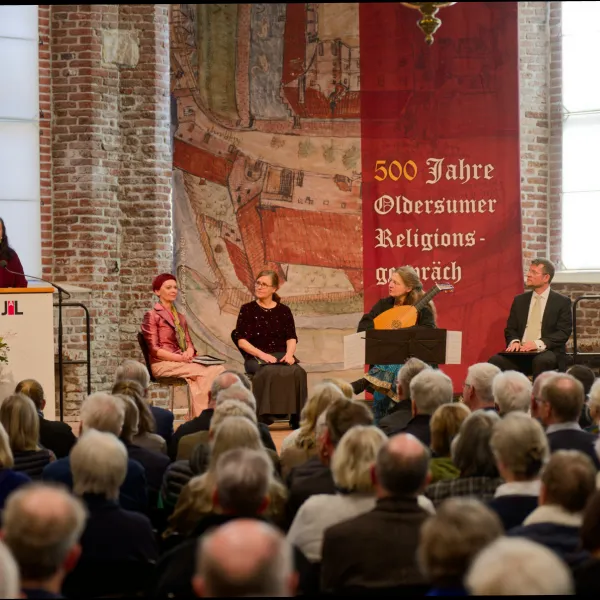 Bei der Eröffnung der Ausstellung war die Bibliothek sehr gut besucht