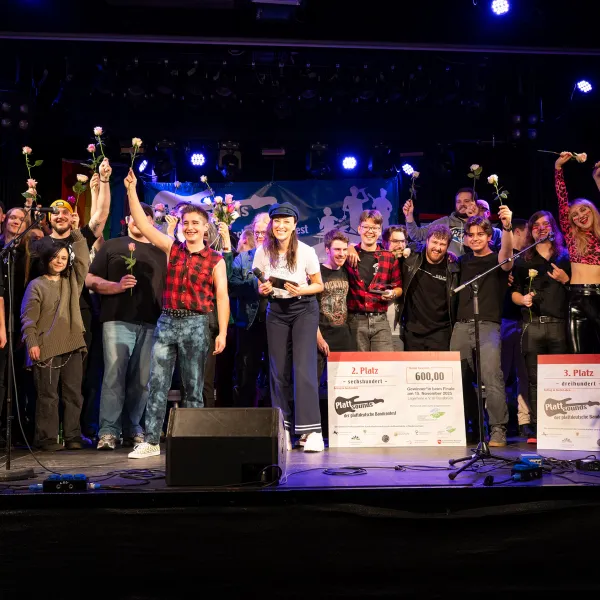 Gruppenbild mit allen Bands vom Plattsounds-Finale 2025