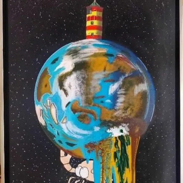 Krabbe hält Globus mit Pilsumer Leuchtturm