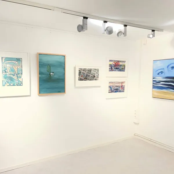 Gerahmte Bilder an einer weißen Wand