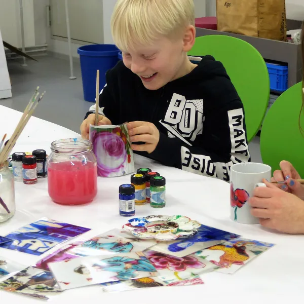 Kinder bemalen Becher aus Porzellan 