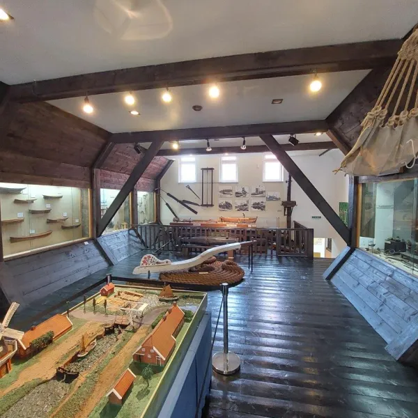 Blick in einen Raum der Dauerausstellung des Fehn- und Schifffahrtsmuseums 