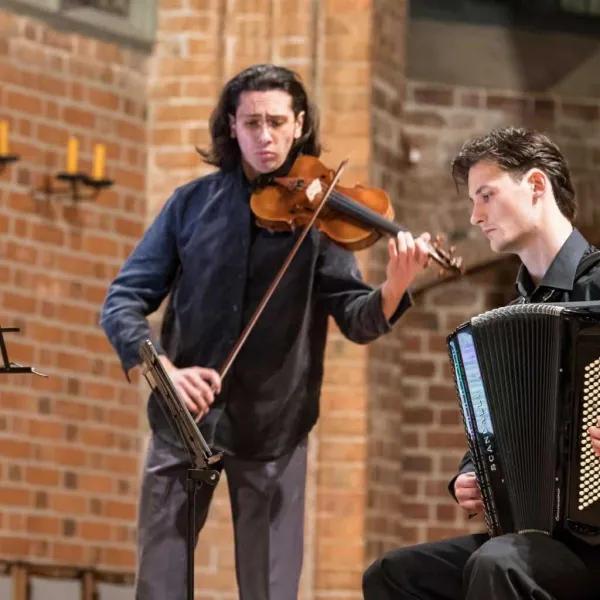 „Profunduo“ spielt im Rummel Musik von Bach bis Bartok