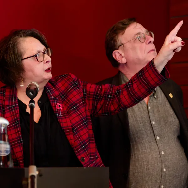 Arbeiten an den Emder Grabsteinen Dr. Regine und Dr. Andreas Ströbl
