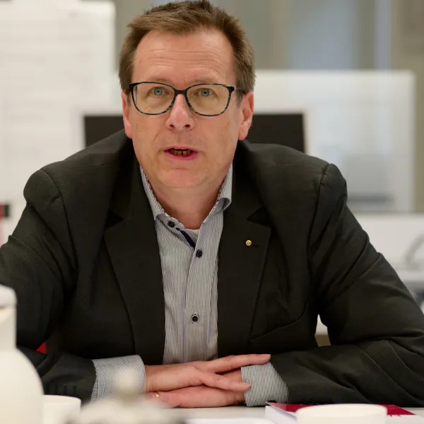 Redigierte und lektorierte gemeinsam mit Dr. Heiko Suhr das neue Emder Jahrbuch: Dr. Michael Hermann