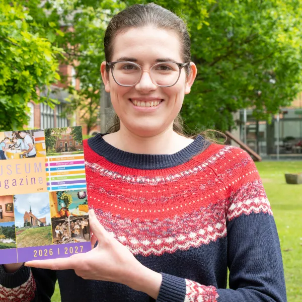 Lara Wendel, Mitarbeiterin des Museumsverbunds Ostfriesland, mit dem neuen MuseumMagazin(e).