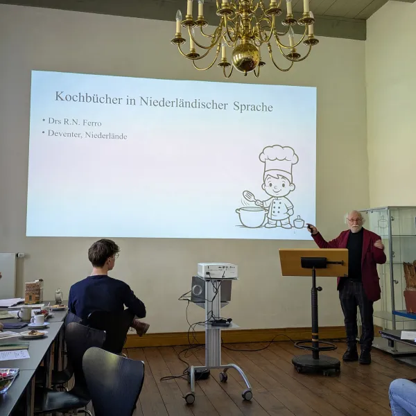 Rudolf Nunes Ferro stellte niederländischsprachige Kochbücher aus dem deutschen Raum vor