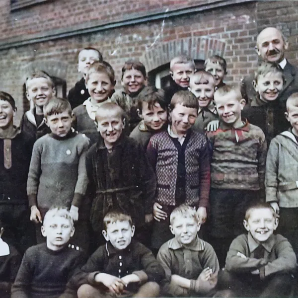 Kinder der Neutorschule mit Schulleiter Otto Schwier