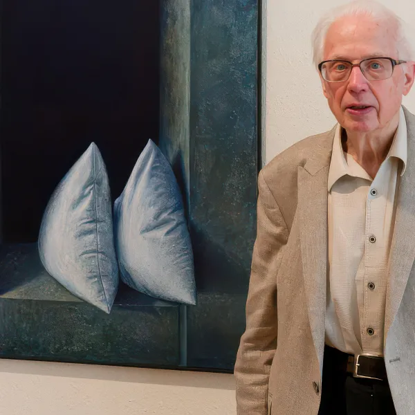 Dr. Walter Baumfalk, im Hintergrund ein Bild von Hanna Lömker-Rühmann aus Großefehn