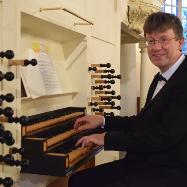 Winfried Dahlke am Spieltisch der historischen Orgel der Großen Kirche zu Leer