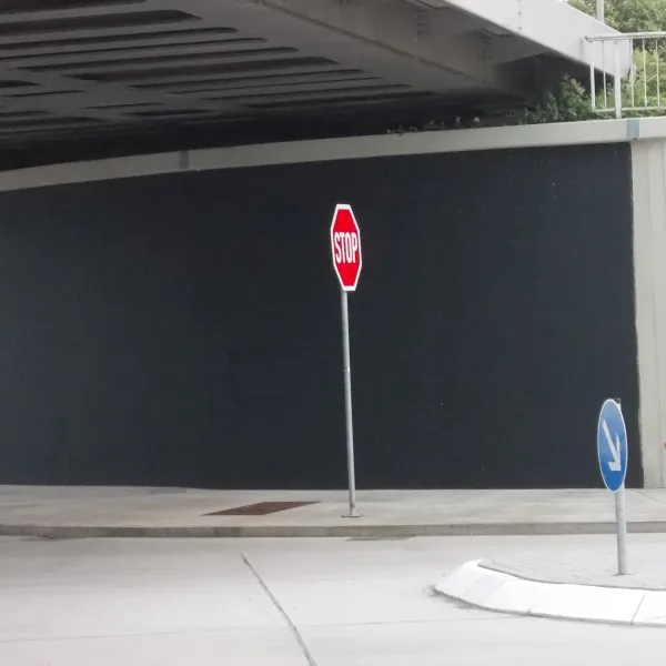  Noch ist alles kahl in Anthrazit. Farbe bringen im Trog derzeit nur die Verkehrsschilder.