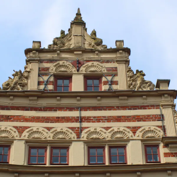 Schöninghsches Haus in Norden. Das Bild zeigt den reich verzierten Giebel.