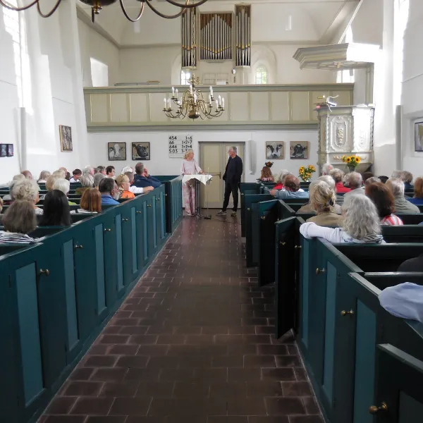 Vor vollen Kirchenbänken wurde die Ausstellung eröffnet