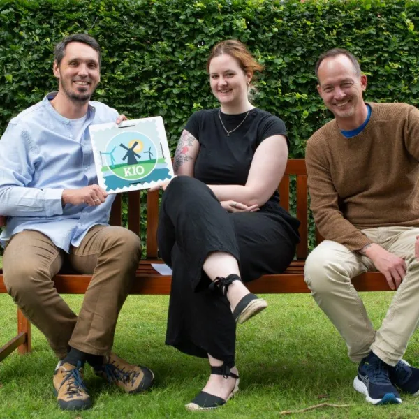 Cai-Olaf Wilgeroth, Charlotte Hahn und Dr. Welf-Gerrit Otto, Leiter der Regionalen Kulturagentur, freuen sich auf innovative Ansätze für nachhaltige und klimagerechte Kulturprojekte. 