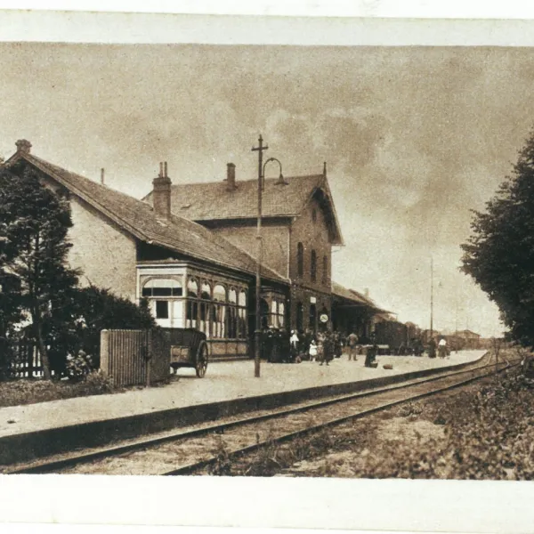 Historisch: Das Gebäude des Kopfbahnhofs von Aurich: 1883 eingeweiht, 1967 für den Personenverkehr aufgegeben. Das Gebäude ist noch vorhanden und steht unter Denkmalschutz
