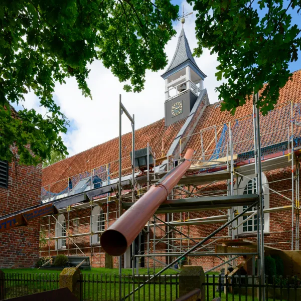 Derzeit ist die Jennelter Kirche von Gerüsten umgeben