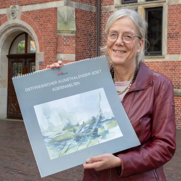 Dr. Annette Kanzenbild mit dem Titelblatt. Es zeigt Hilke Deutschers Aquarell „Alles Grün“