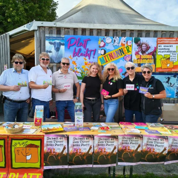 Auch auf dem Früchtefest im Emder Ökowerk war der Plattdüütskmaant vertreten: Hans Freese (Oostfreeske Taal), die Plattdeutschbeauftragten und Fachberater Herbert Fuhs, Jochen Behrends, Grietje Kammler, Elke Freesemann, Heike Dirksen und Hannelore Spannhoff.