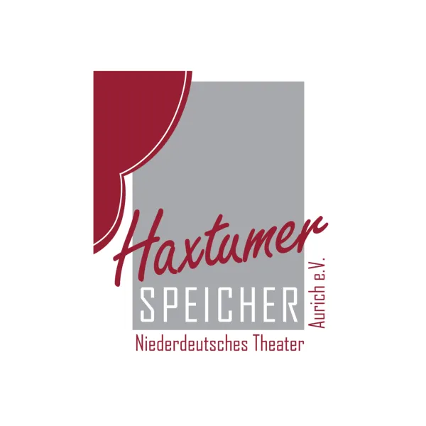 Ein Bild, das das Logo des NDT Aurich zeigt: links ein roter Vorhang, daneben der Text "Haxtumer Speicher" und "Niederdeutsches Theater Aurich e. V."