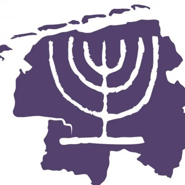Logo Netzwerk Frisia Judaica. Es zeigt eine Menora vor einer Karte Ostfrieslands und der angrenzenden Regionen