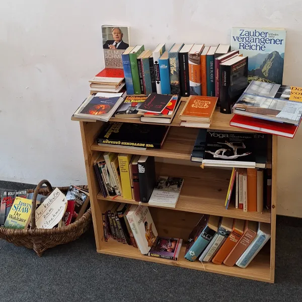 Bücherregal aus Holz, drei Etagen