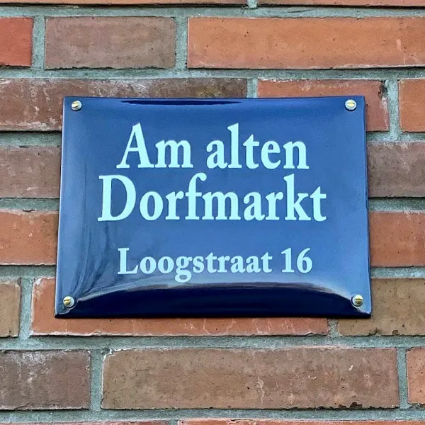 Das Foto zeigt das blaue Emailleschild mit der Aufschrift Am alten Dorfmarkt Loogstraat 16