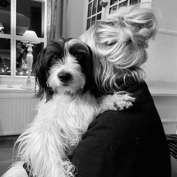 Heike Karthaus mit ihrem Hund Boomer