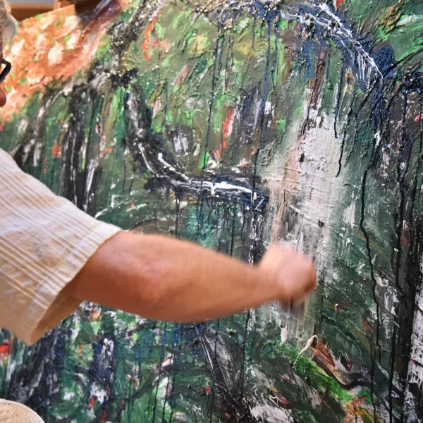 Helmut Müller bearbeitet eine Leinwand